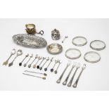 A GROUP OF SILVER, WHITE METAL AND SILVER PLATED ITEMS