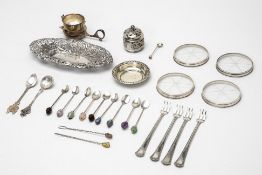 A GROUP OF SILVER, WHITE METAL AND SILVER PLATED ITEMS