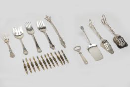 A GROUP OF SILVER AND SILVER PLATED CUTLERY