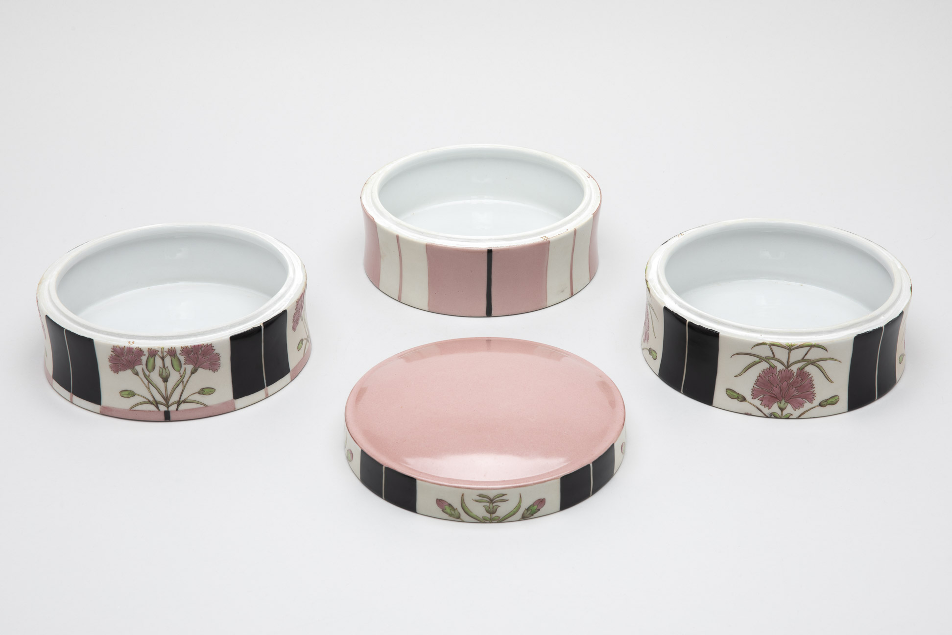 A FABIENNE JOUVIN PORCELAIN THREE TIERED BOX - Image 2 of 4