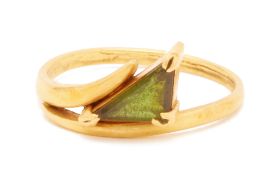 A GOLD AND GREEN GEMSTONE RING