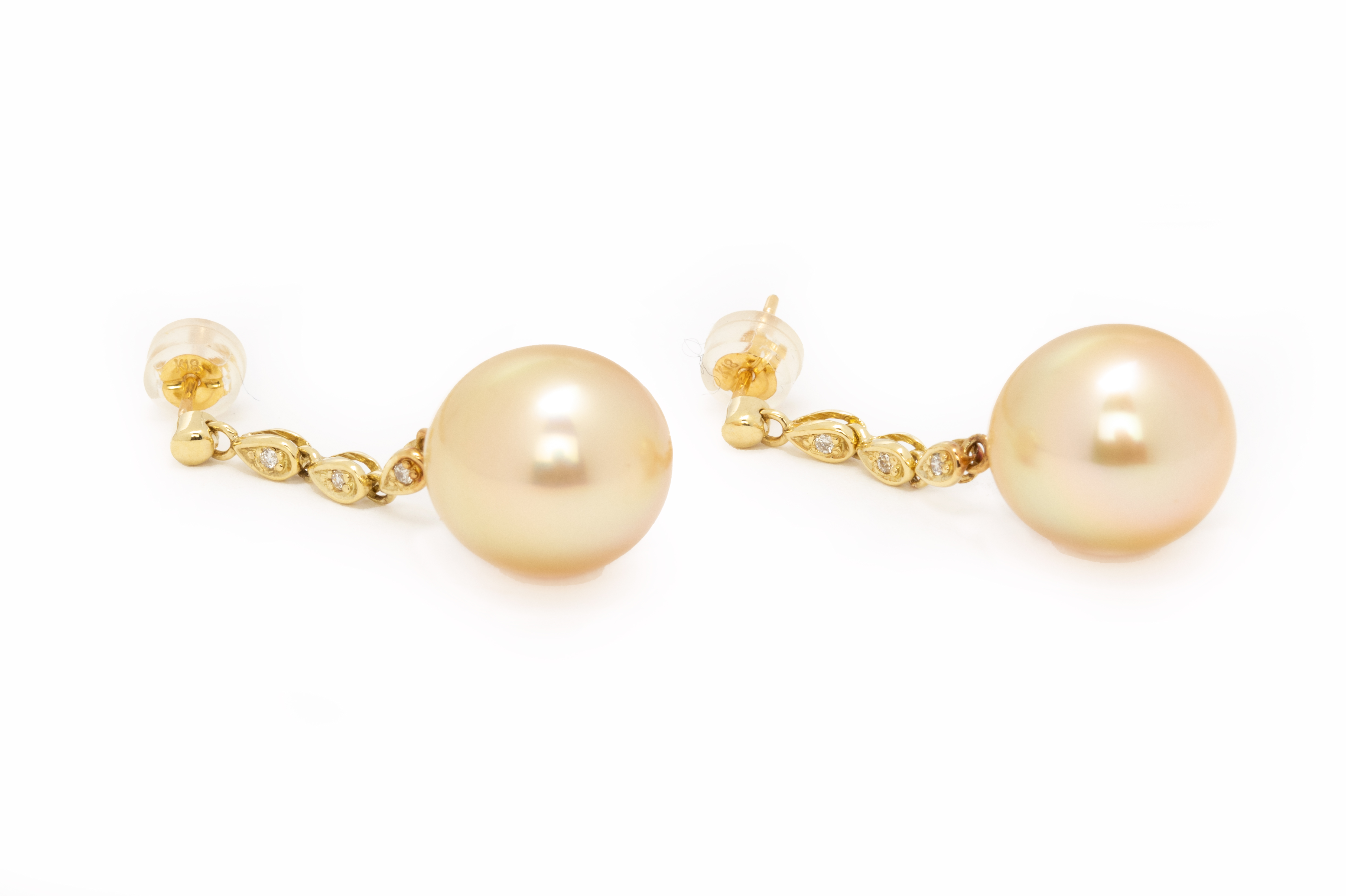 A SOUTH SEA CULTURED PEARL NECKLACE AND EARRINGS - Image 3 of 4