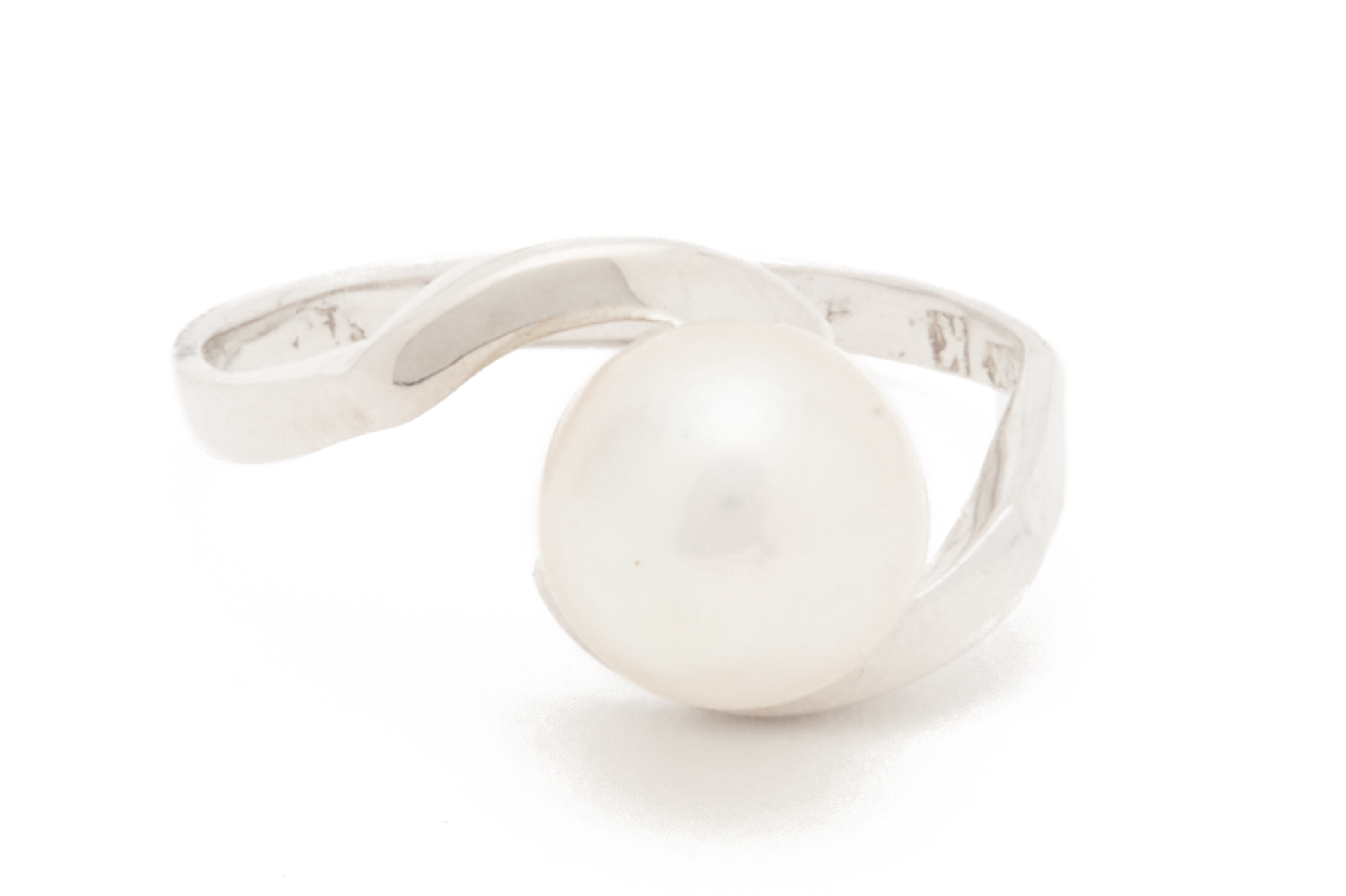 A WHITE GOLD AND CULTURED PEARL RING WITH TWO BAROQUE PEARLS - Image 2 of 4