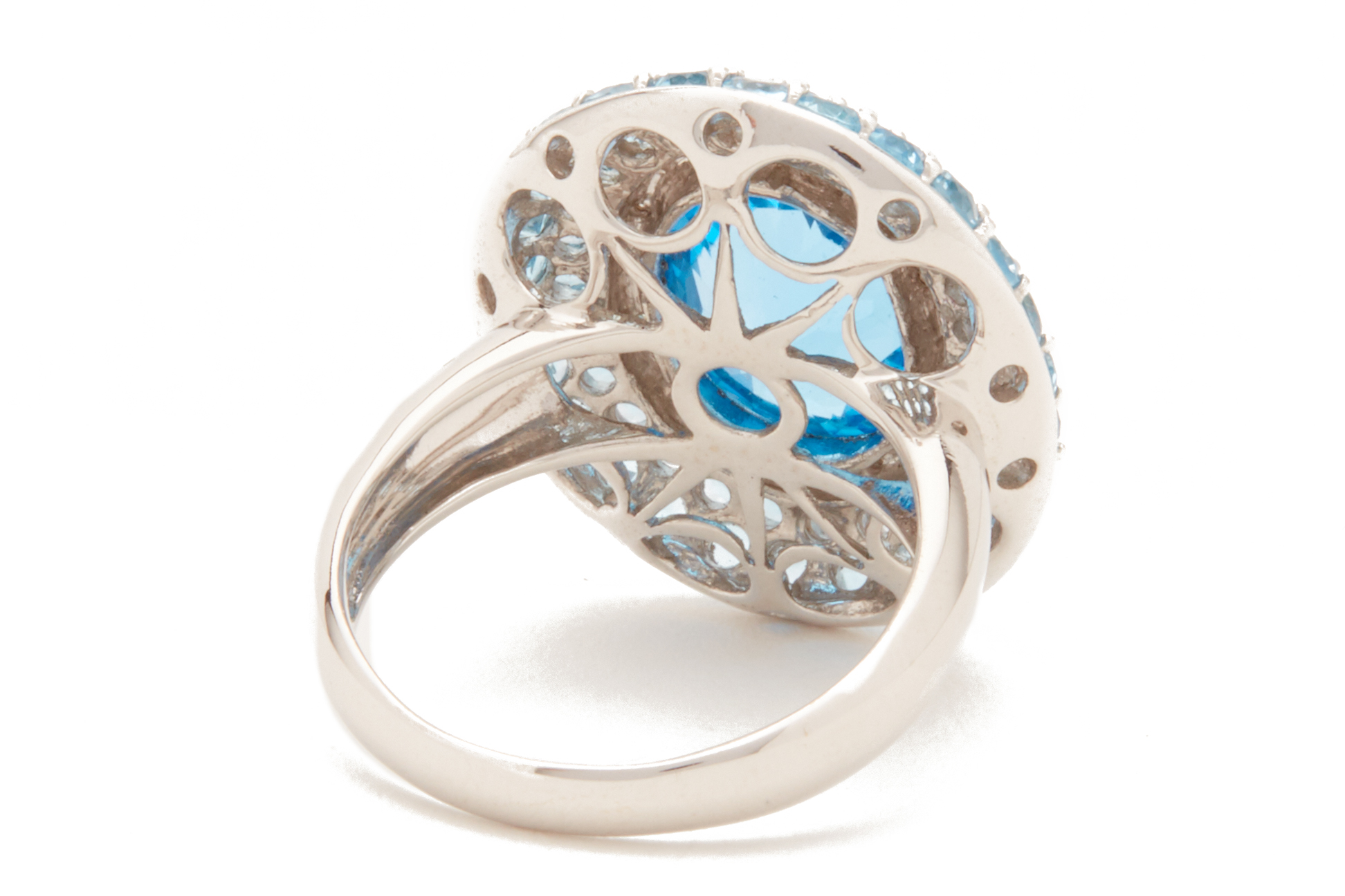 A BLUE TOPAZ AND DIAMOND RING - Image 4 of 6