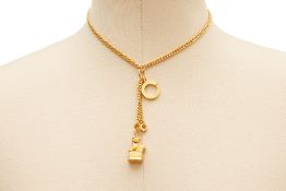 A YELLOW GOLD CHAIN WITH FU LION SEAL CHARM