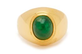 AN EMERALD SINGLE STONE RING