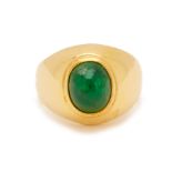 AN EMERALD SINGLE STONE RING