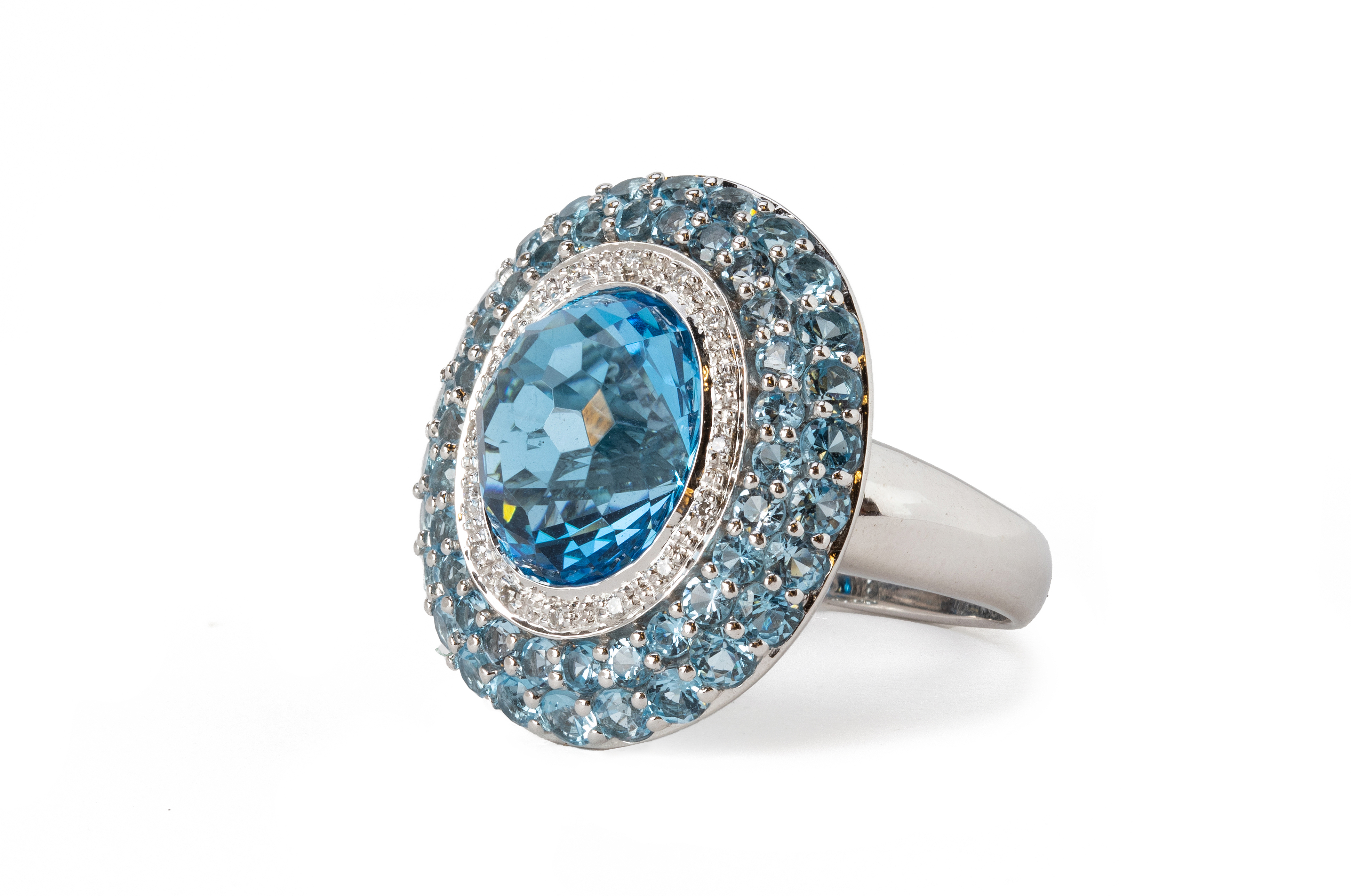 A BLUE TOPAZ AND DIAMOND RING - Image 5 of 6