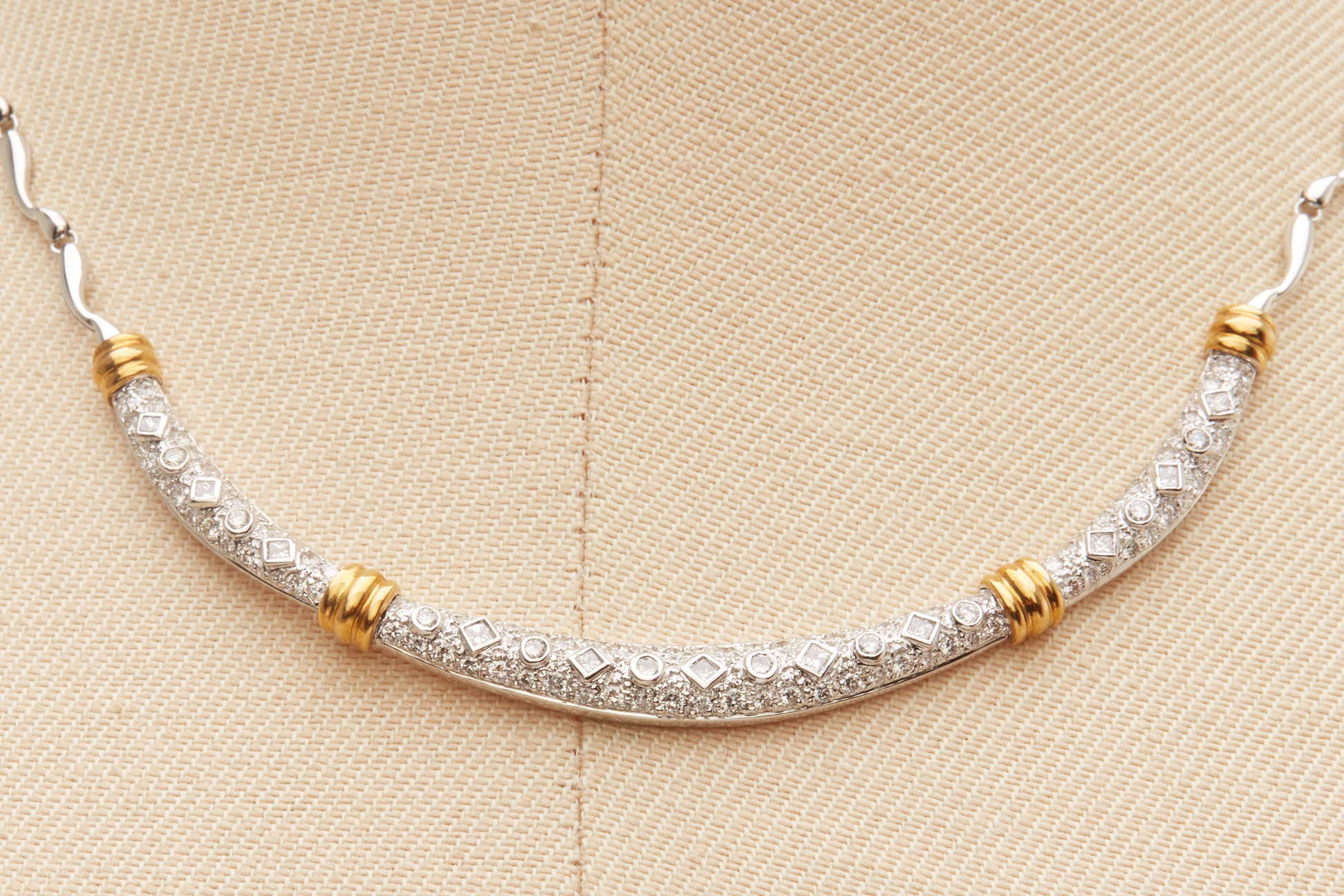 A TWO COLOUR GOLD AND DIAMOND NECKLACE - Image 2 of 2