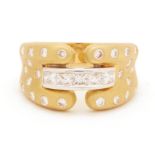 A TWO COLOUR GOLD DIAMOND RING