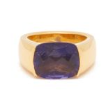 AN IOLITE SINGLE STONE RING