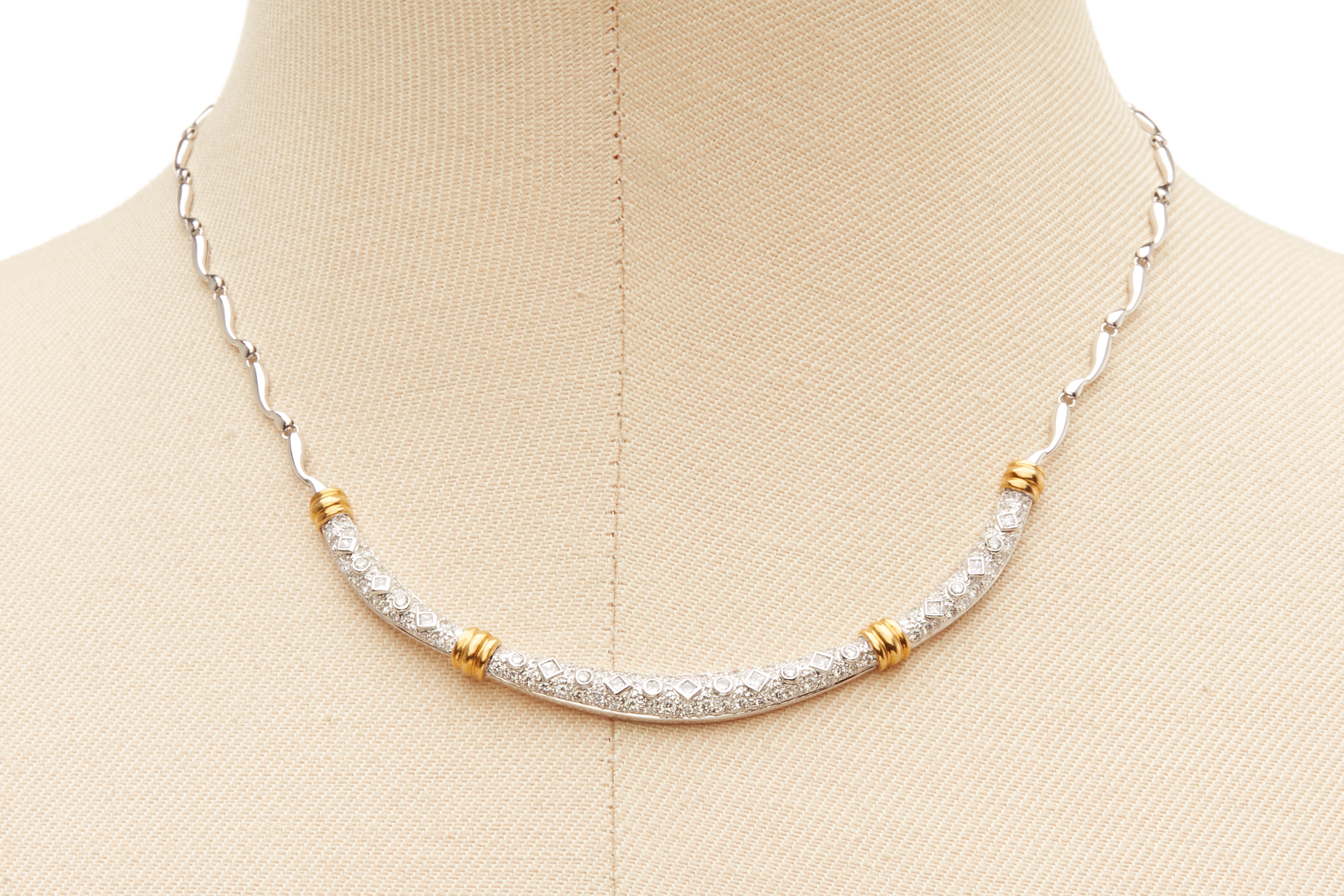 A TWO COLOUR GOLD AND DIAMOND NECKLACE