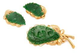 A CARVED JADE BROOCH AND EARRINGS