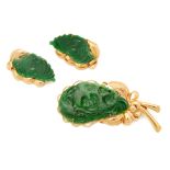 A CARVED JADE BROOCH AND EARRINGS