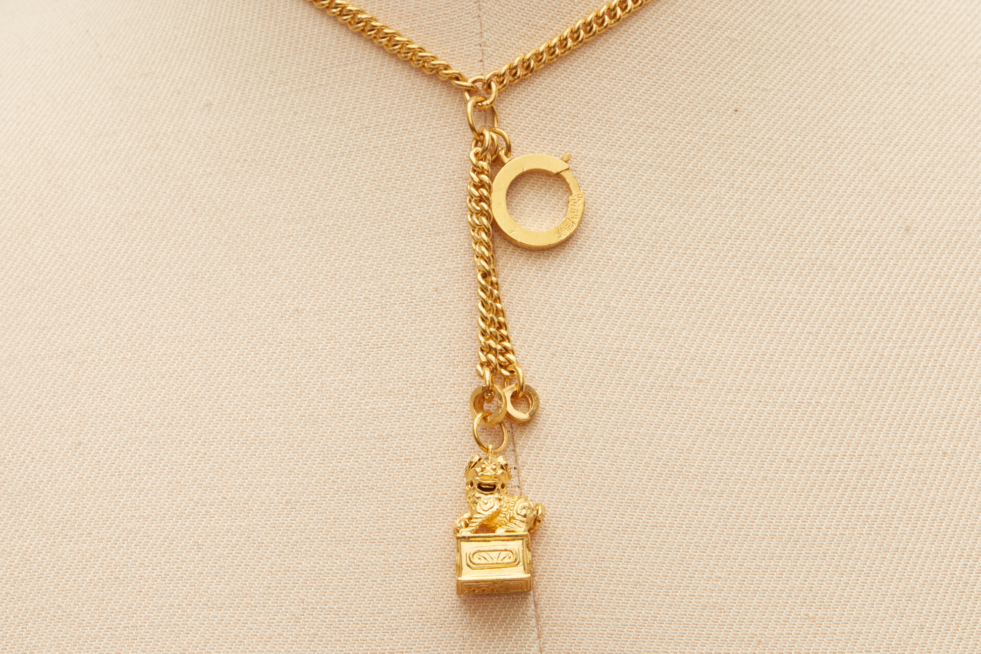 A YELLOW GOLD CHAIN WITH FU LION SEAL CHARM - Image 2 of 2