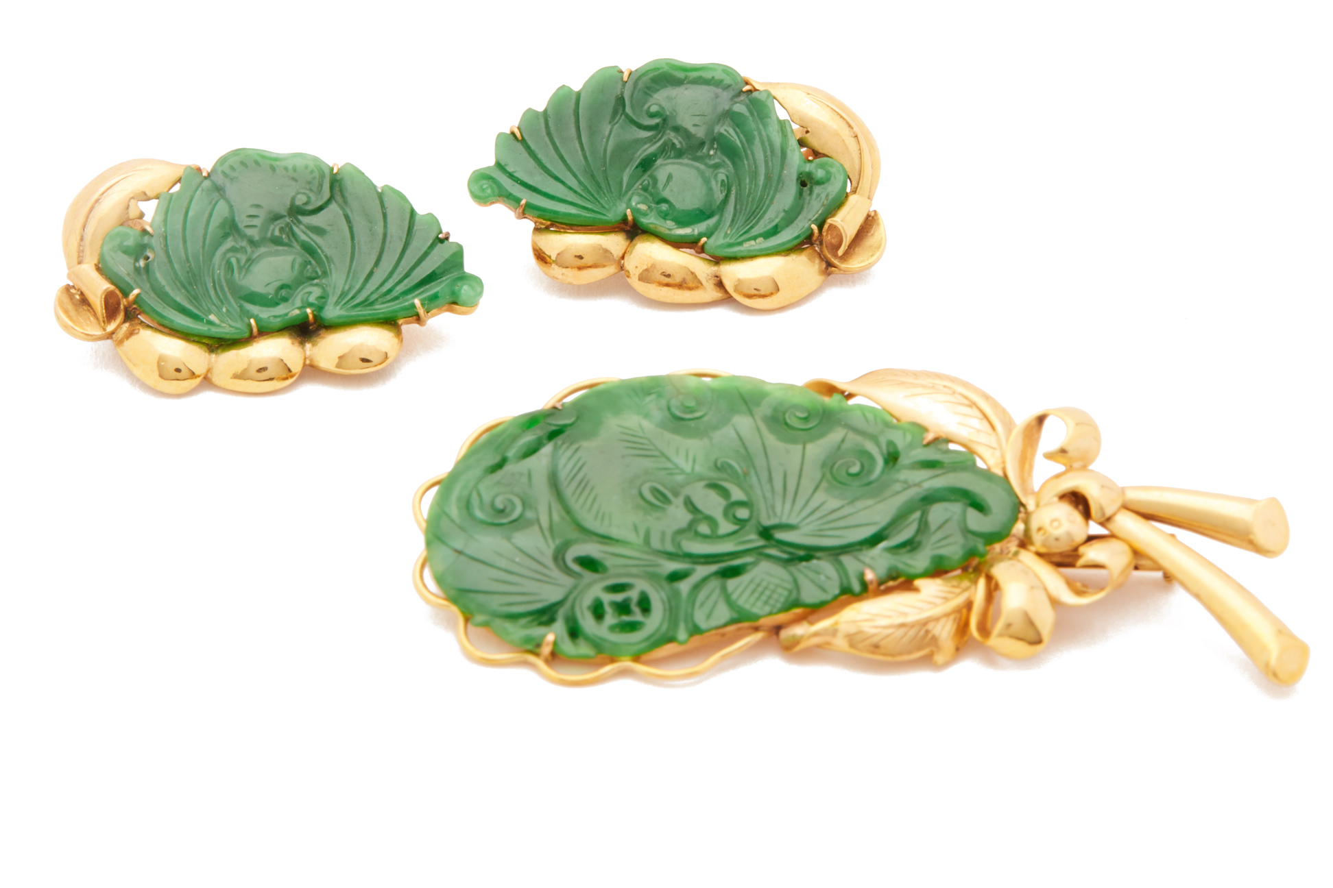 A CARVED JADE BROOCH AND EARRINGS - Image 2 of 2