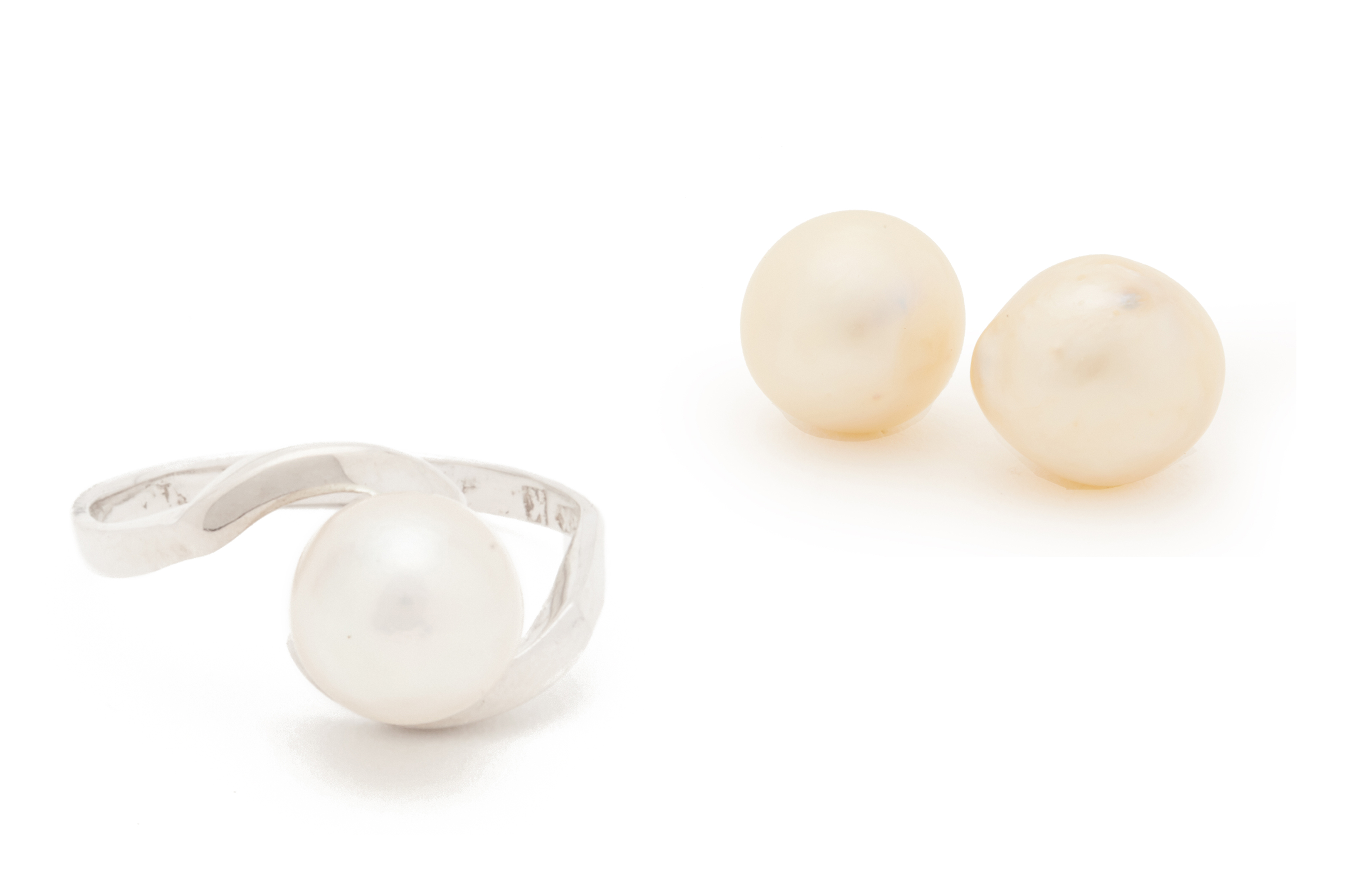 A WHITE GOLD AND CULTURED PEARL RING WITH TWO BAROQUE PEARLS