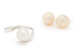 A WHITE GOLD AND CULTURED PEARL RING WITH TWO BAROQUE PEARLS