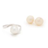 A WHITE GOLD AND CULTURED PEARL RING WITH TWO BAROQUE PEARLS
