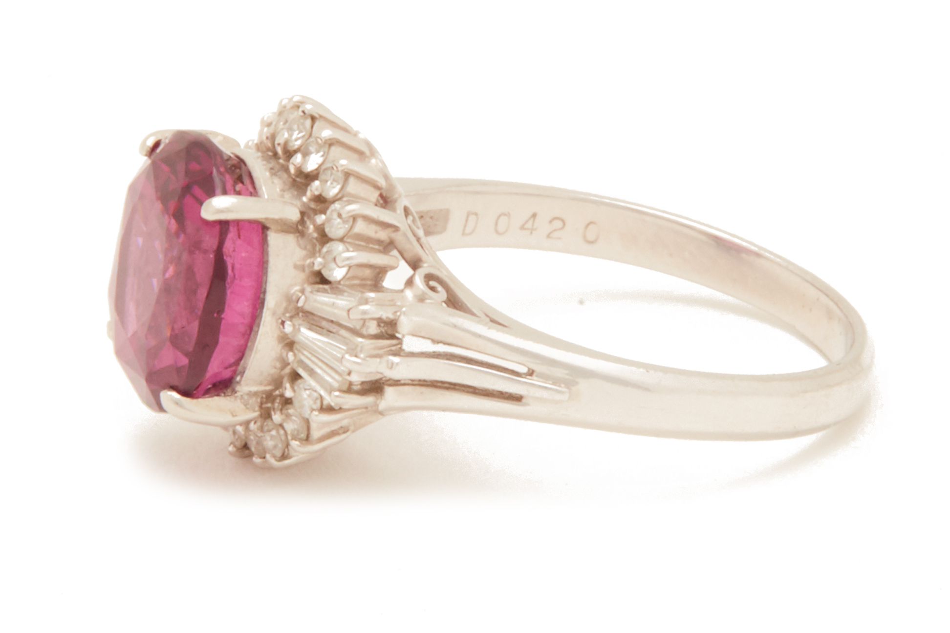 A RHODOLITE GARNET AND DIAMOND RING - Image 2 of 3