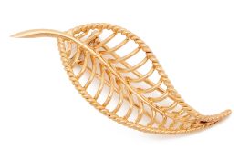 A YELLOW GOLD LEAF SHAPED BROOCH