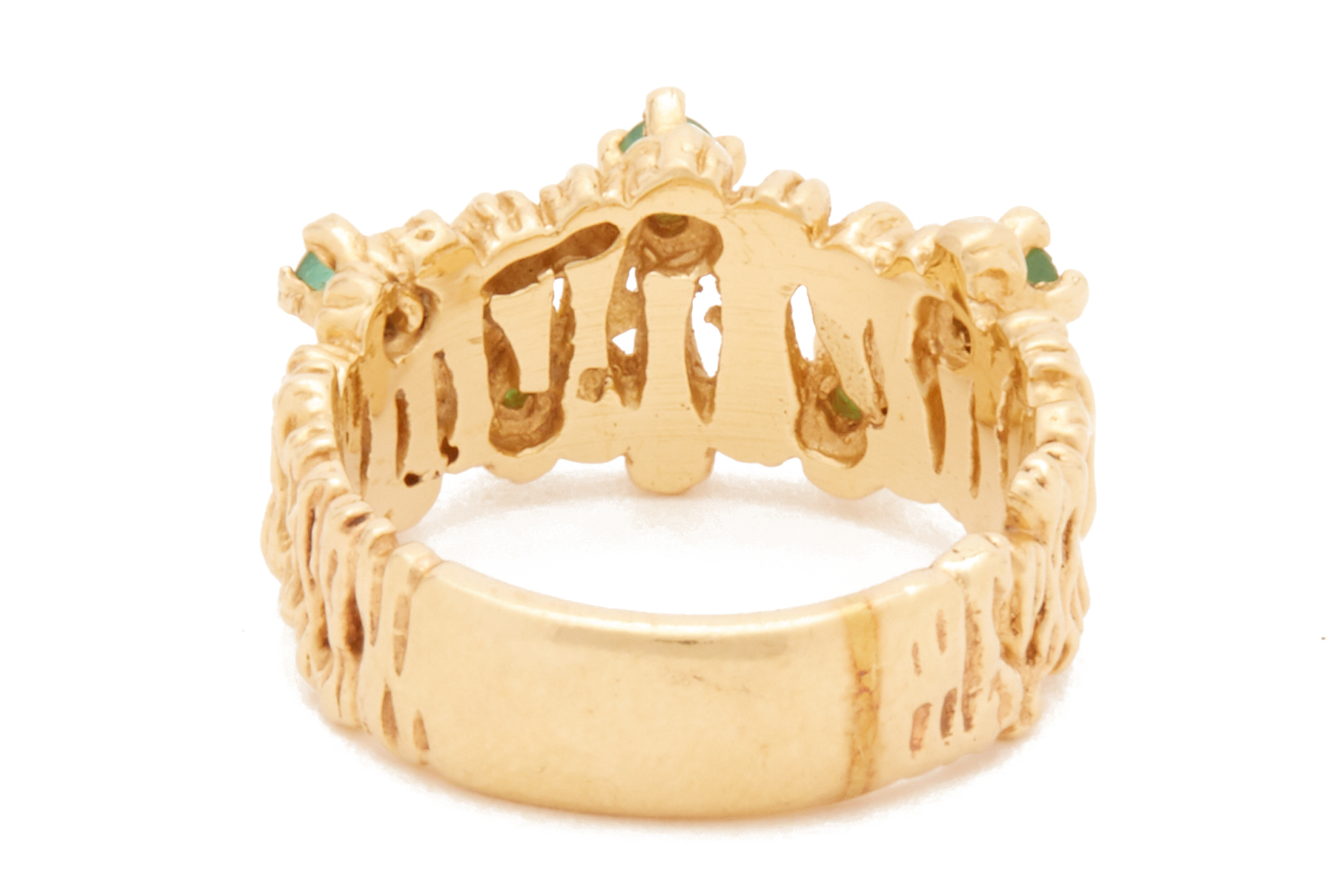 A GOLD AND EMERALD BARK EFFECT RING - Image 3 of 3