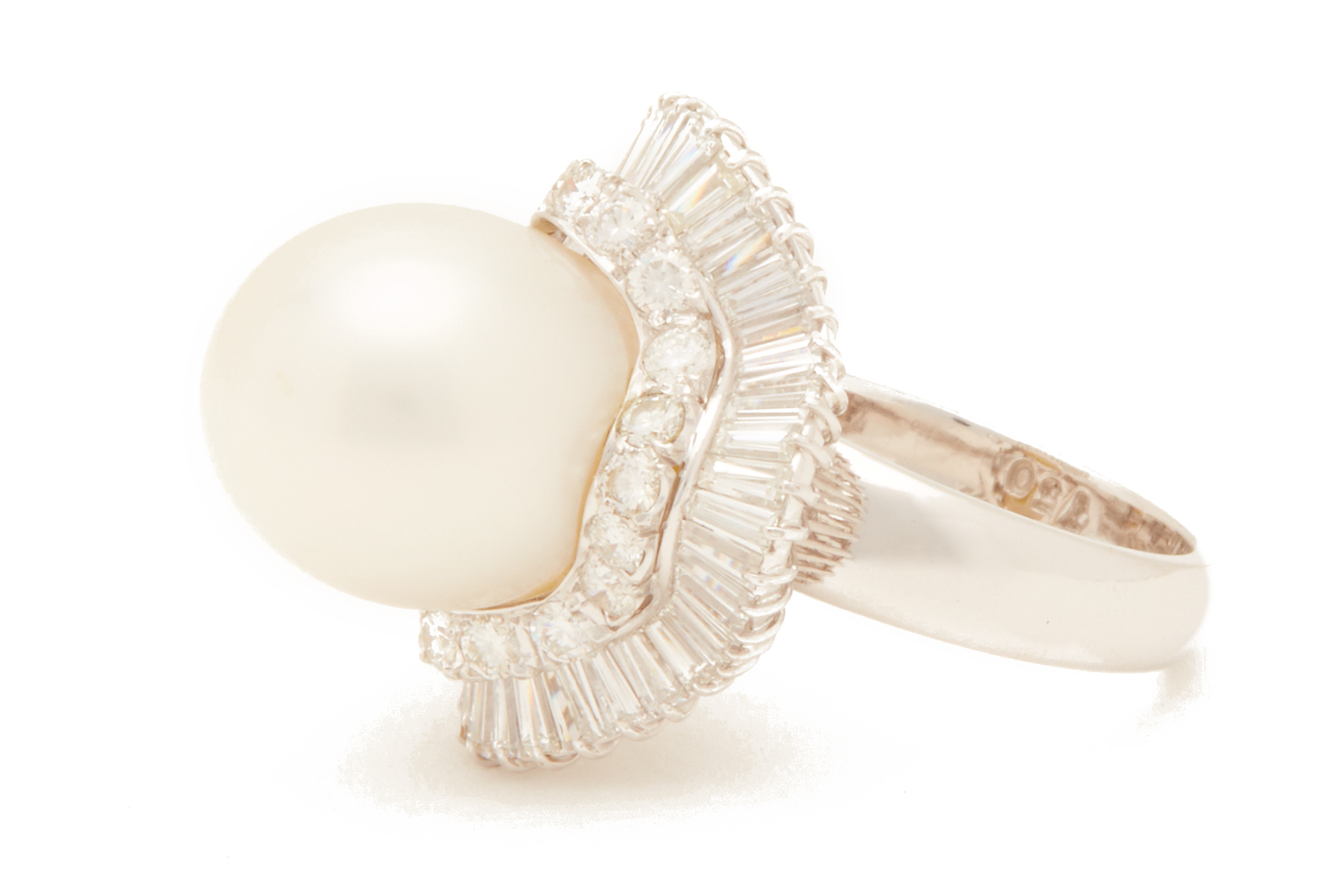 A SOUTH SEA PEARL AND DIAMOND BALLERINA RING - Image 2 of 3