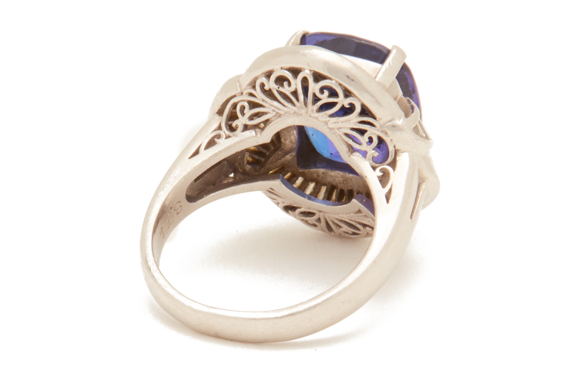 A TANZANITE AND DIAMOND CLUSTER RING - Image 3 of 3