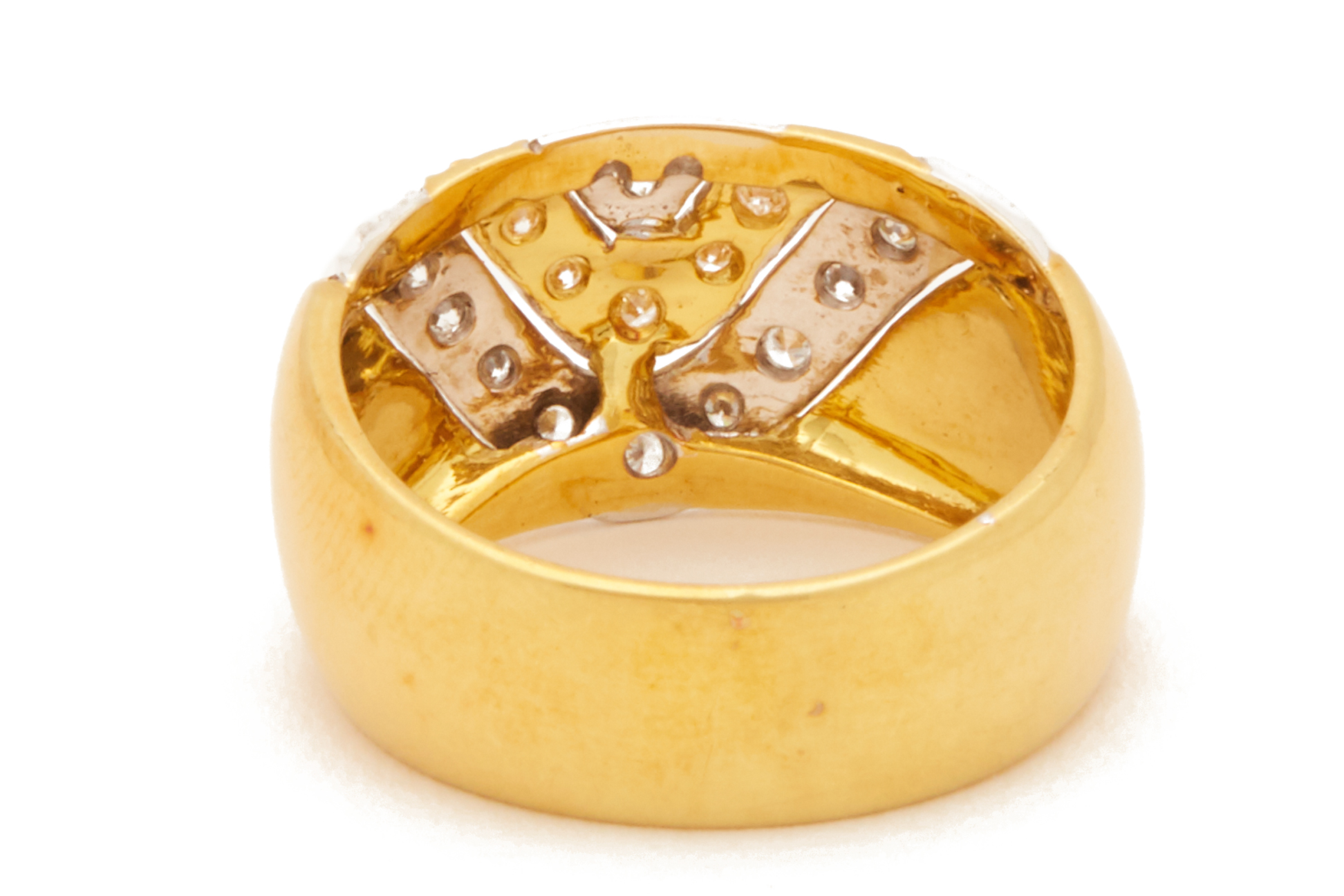 AN ITALIAN TWO COLOUR GOLD AND DIAMOND RING - Image 3 of 3