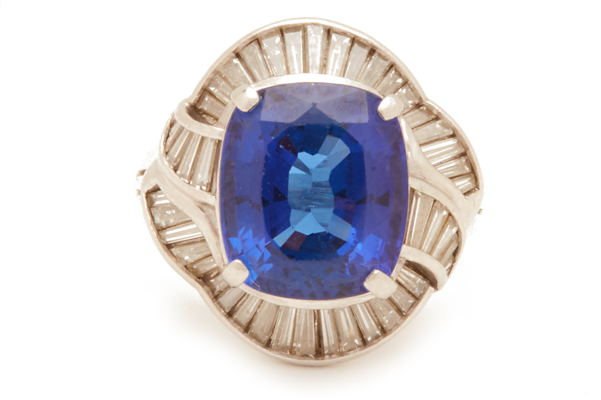 A TANZANITE AND DIAMOND CLUSTER RING