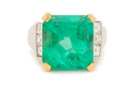 A COLOMBIAN EMERALD RING