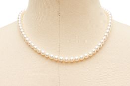 A SINGLE STRAND JAPANESE AKOYA PEARL NECKLACE