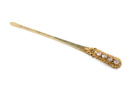 A PERANAKAN STYLE GOLD AND DIAMOND HAIRPIN