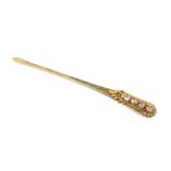 A PERANAKAN STYLE GOLD AND DIAMOND HAIRPIN