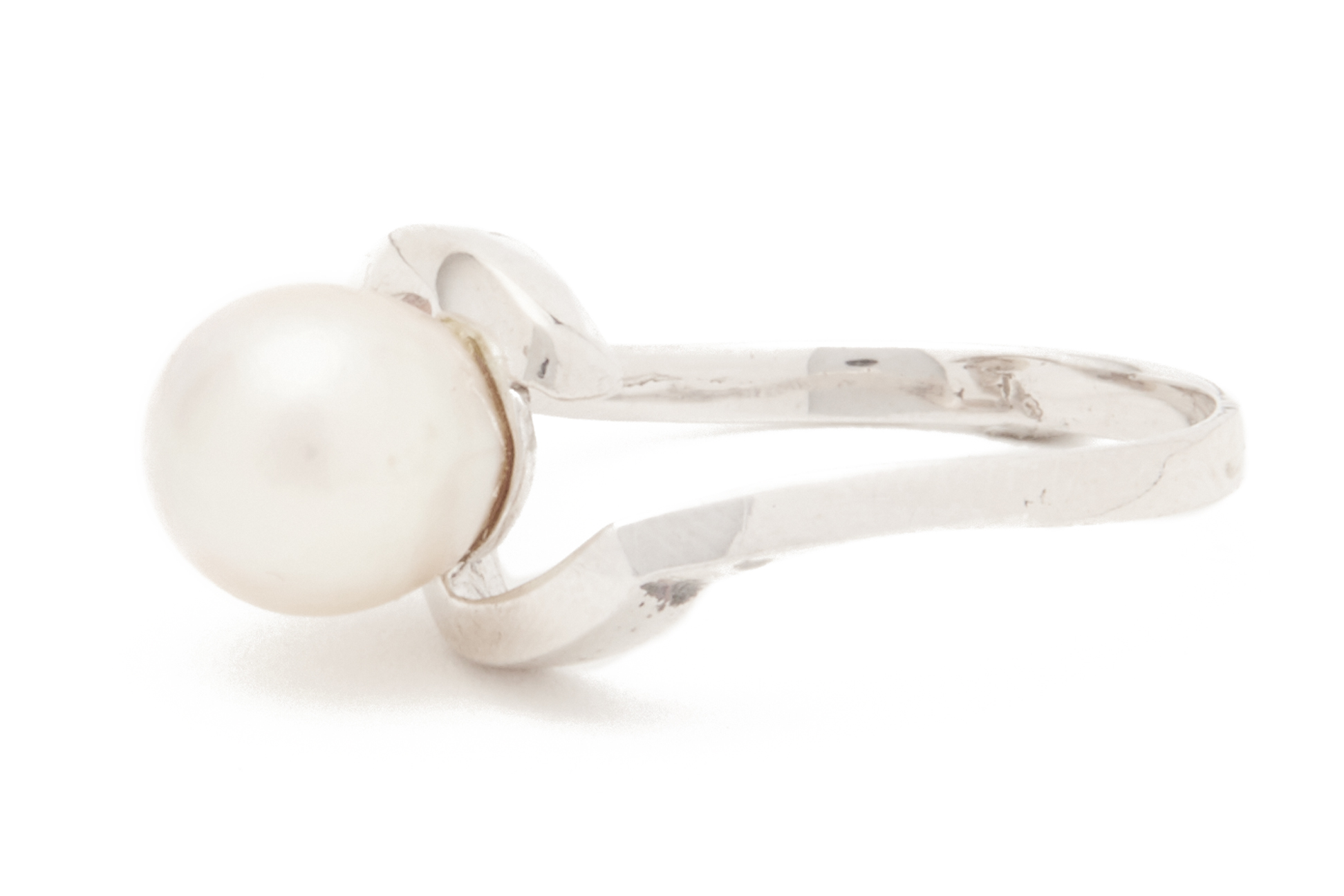 A WHITE GOLD AND CULTURED PEARL RING WITH TWO BAROQUE PEARLS - Image 3 of 4
