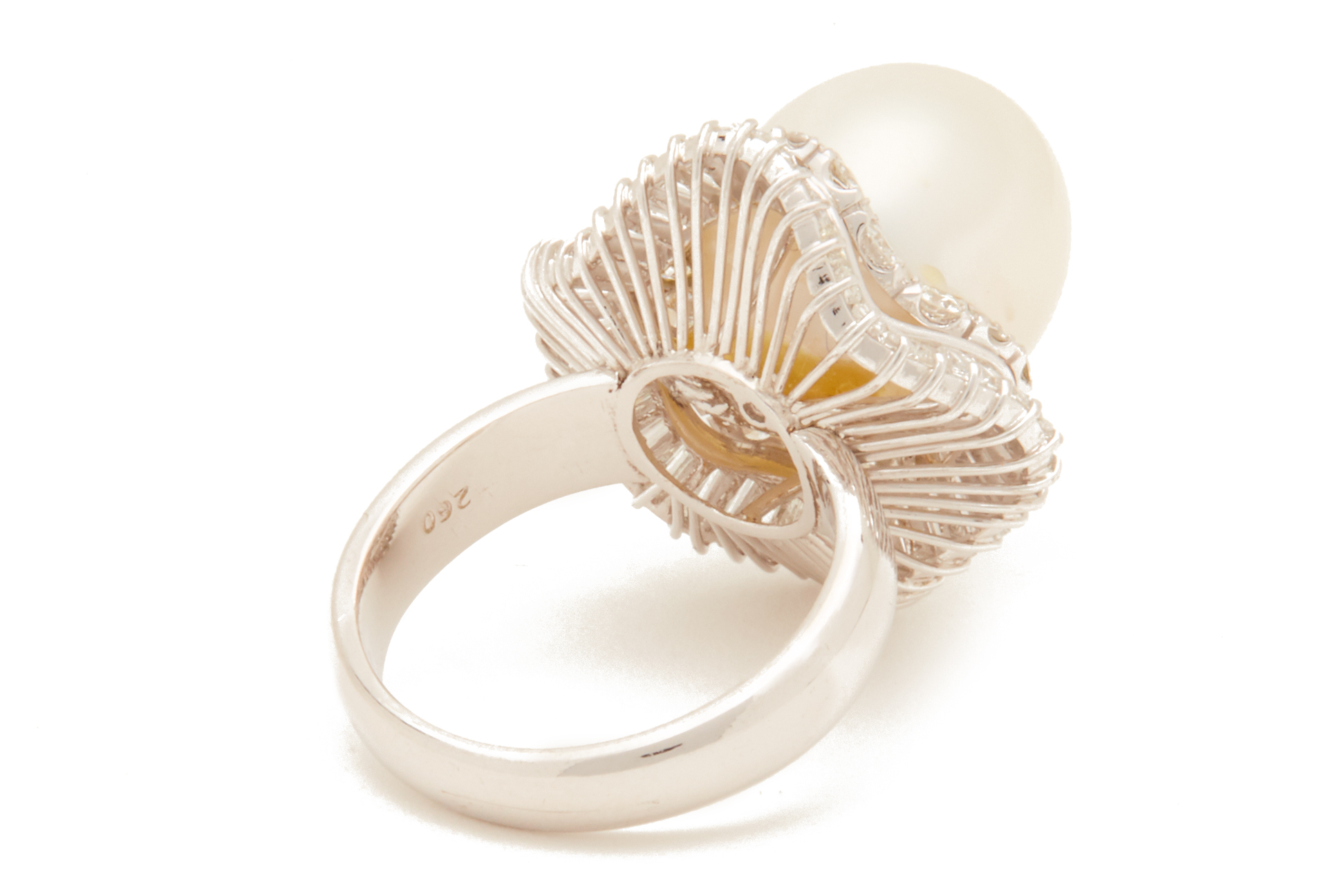 A SOUTH SEA PEARL AND DIAMOND BALLERINA RING - Image 3 of 3
