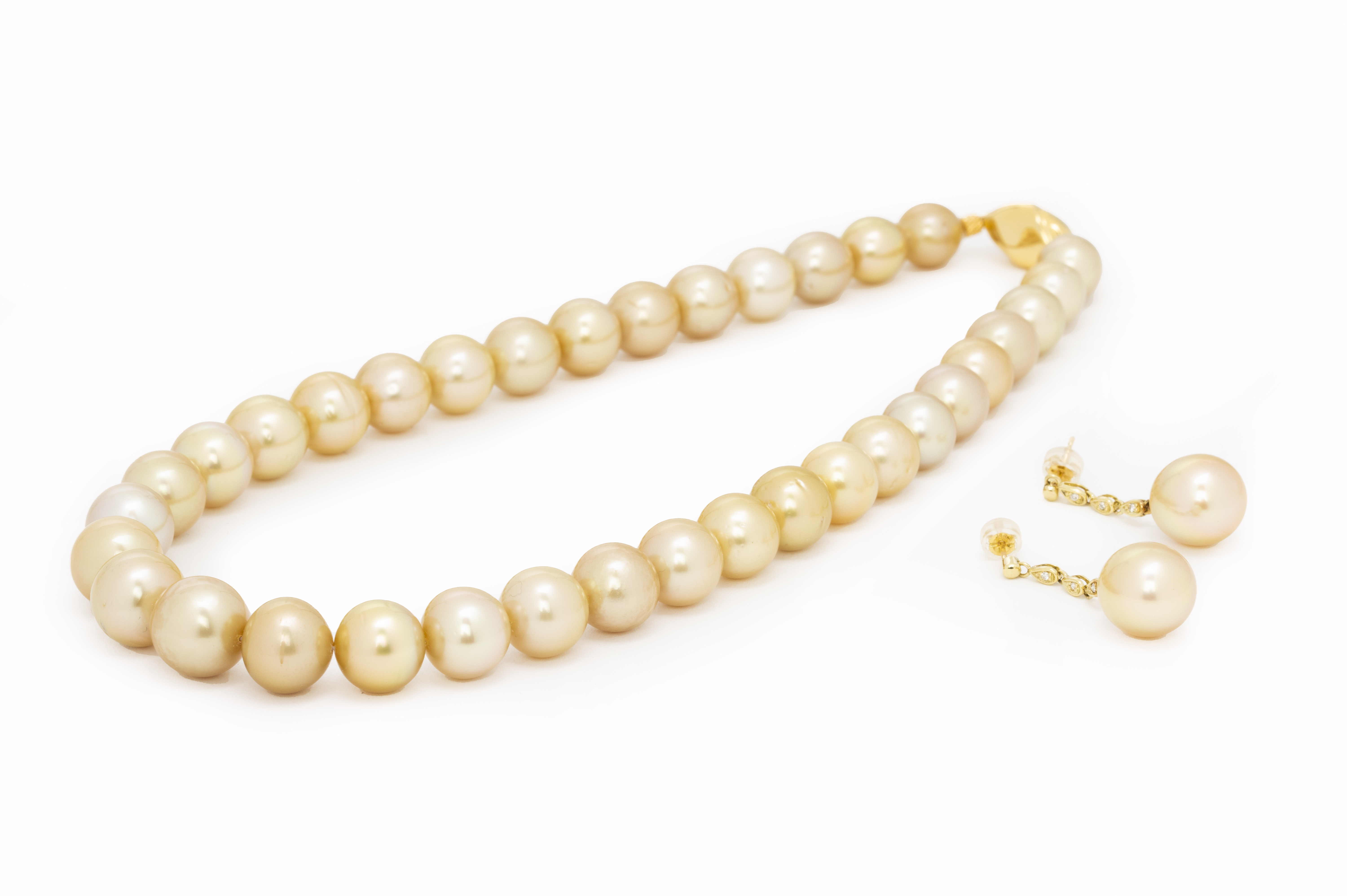 A SOUTH SEA CULTURED PEARL NECKLACE AND EARRINGS - Image 2 of 4