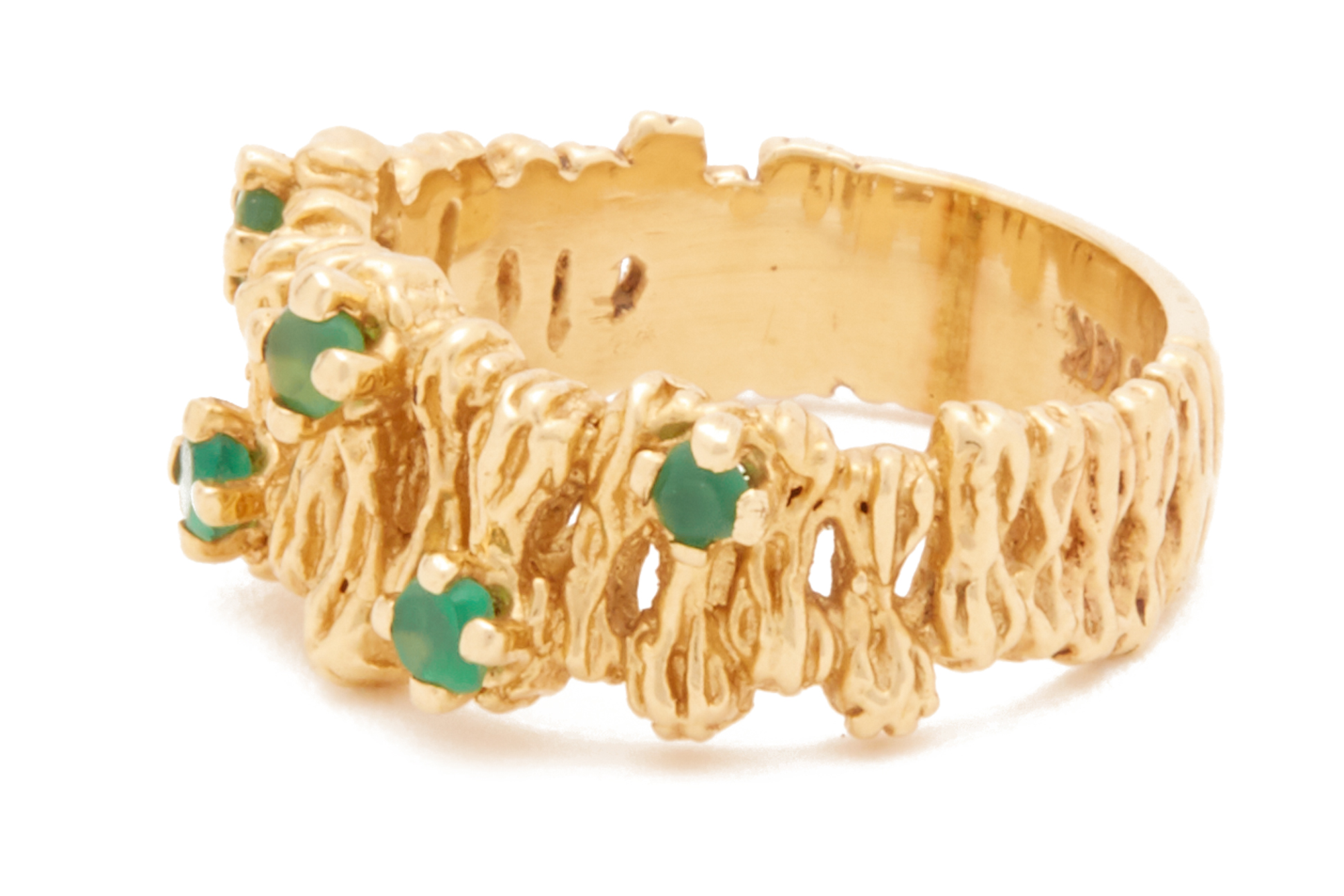 A GOLD AND EMERALD BARK EFFECT RING - Image 2 of 3