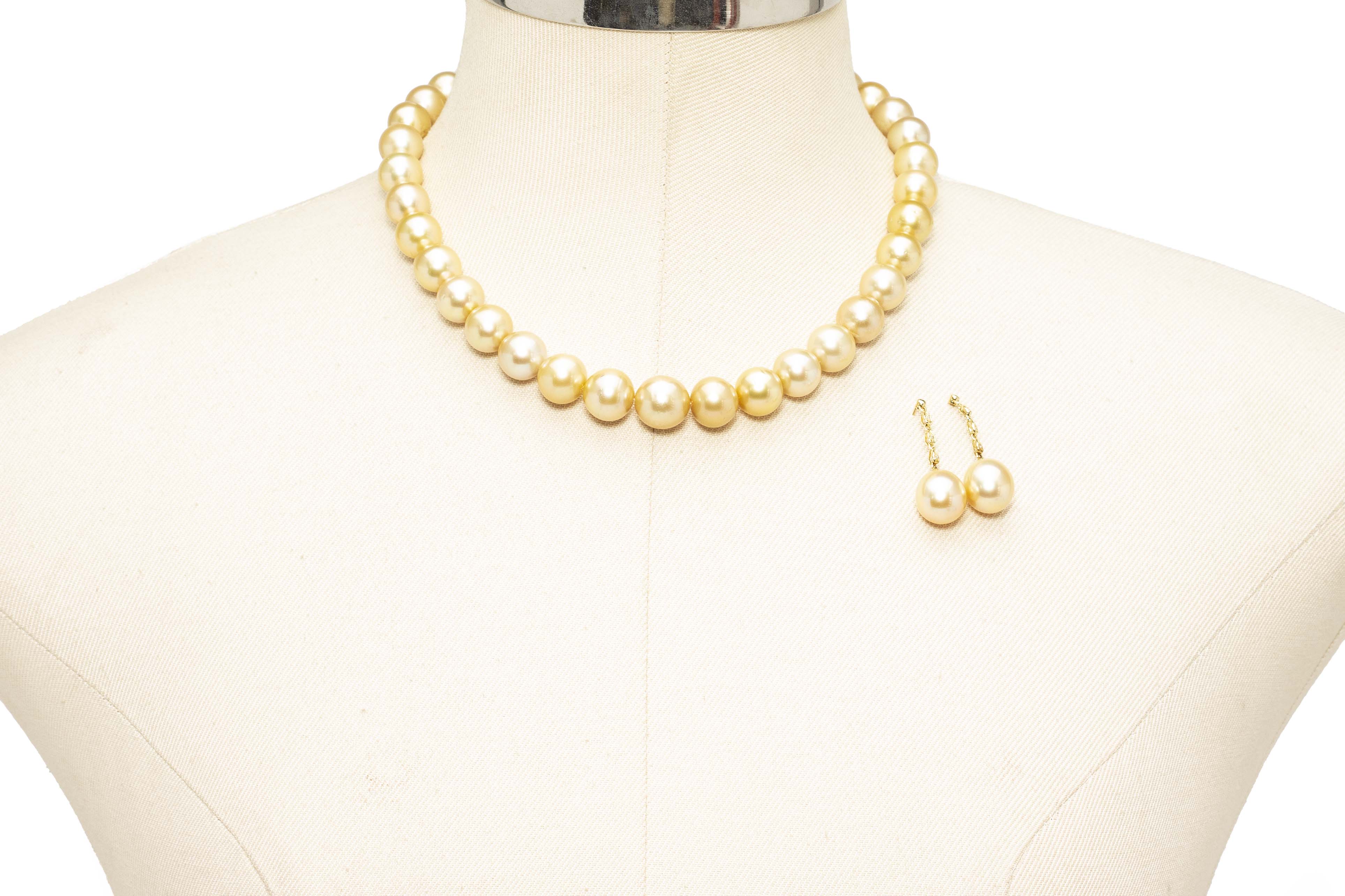 A SOUTH SEA CULTURED PEARL NECKLACE AND EARRINGS