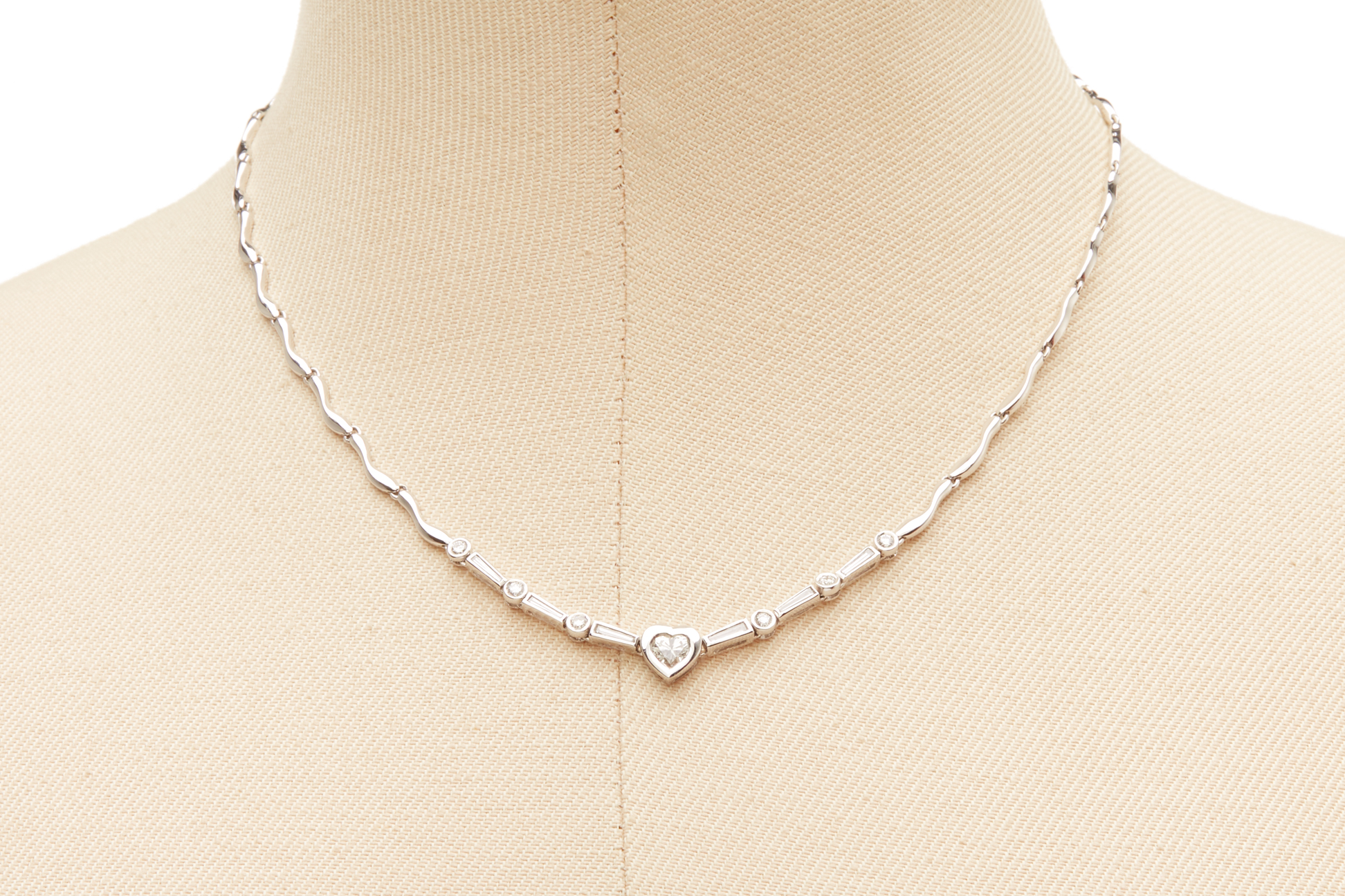 A HEART-SHAPED DIAMOND PENDANT NECKLACE