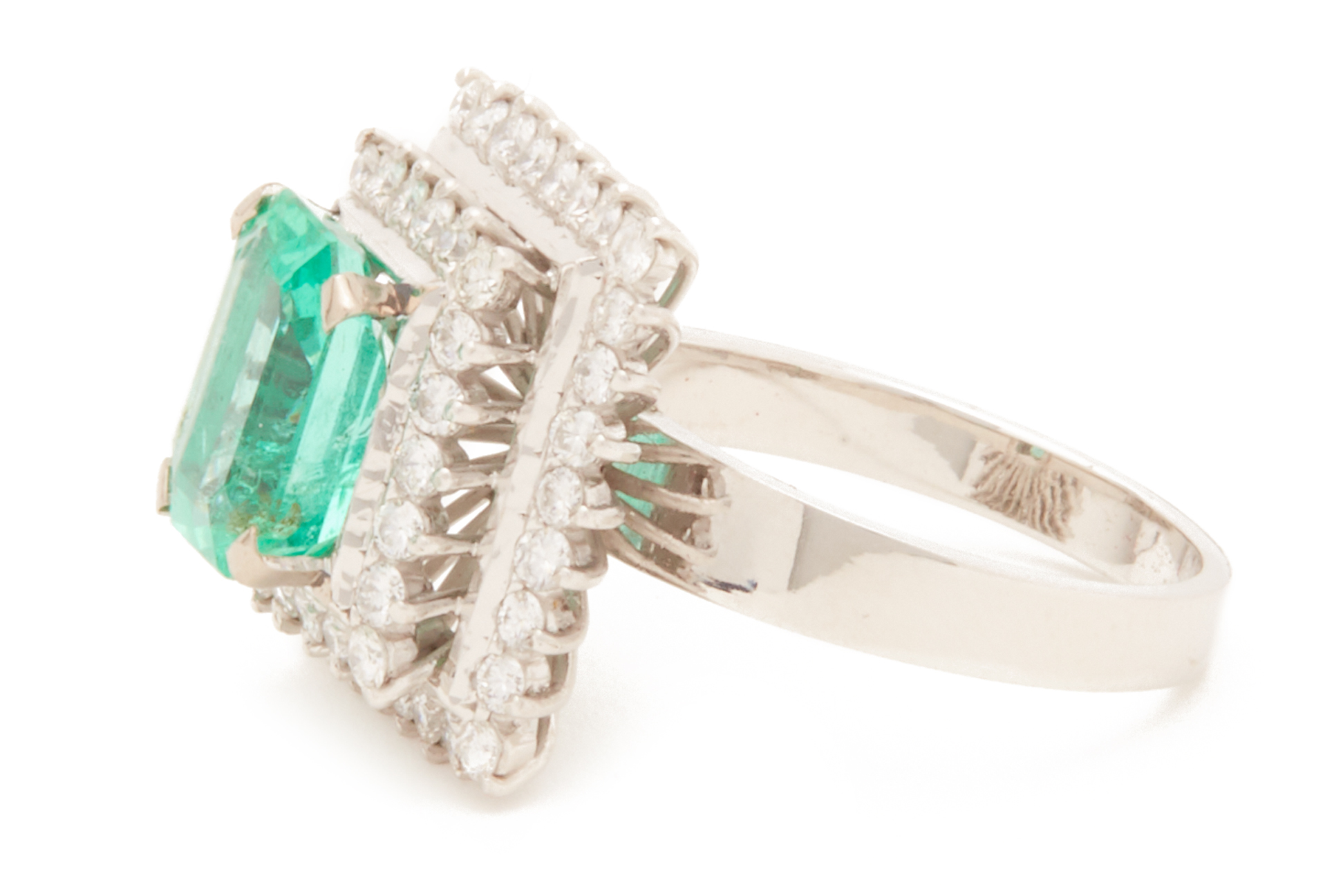 AN EMERALD AND DIAMOND RING - Image 2 of 2