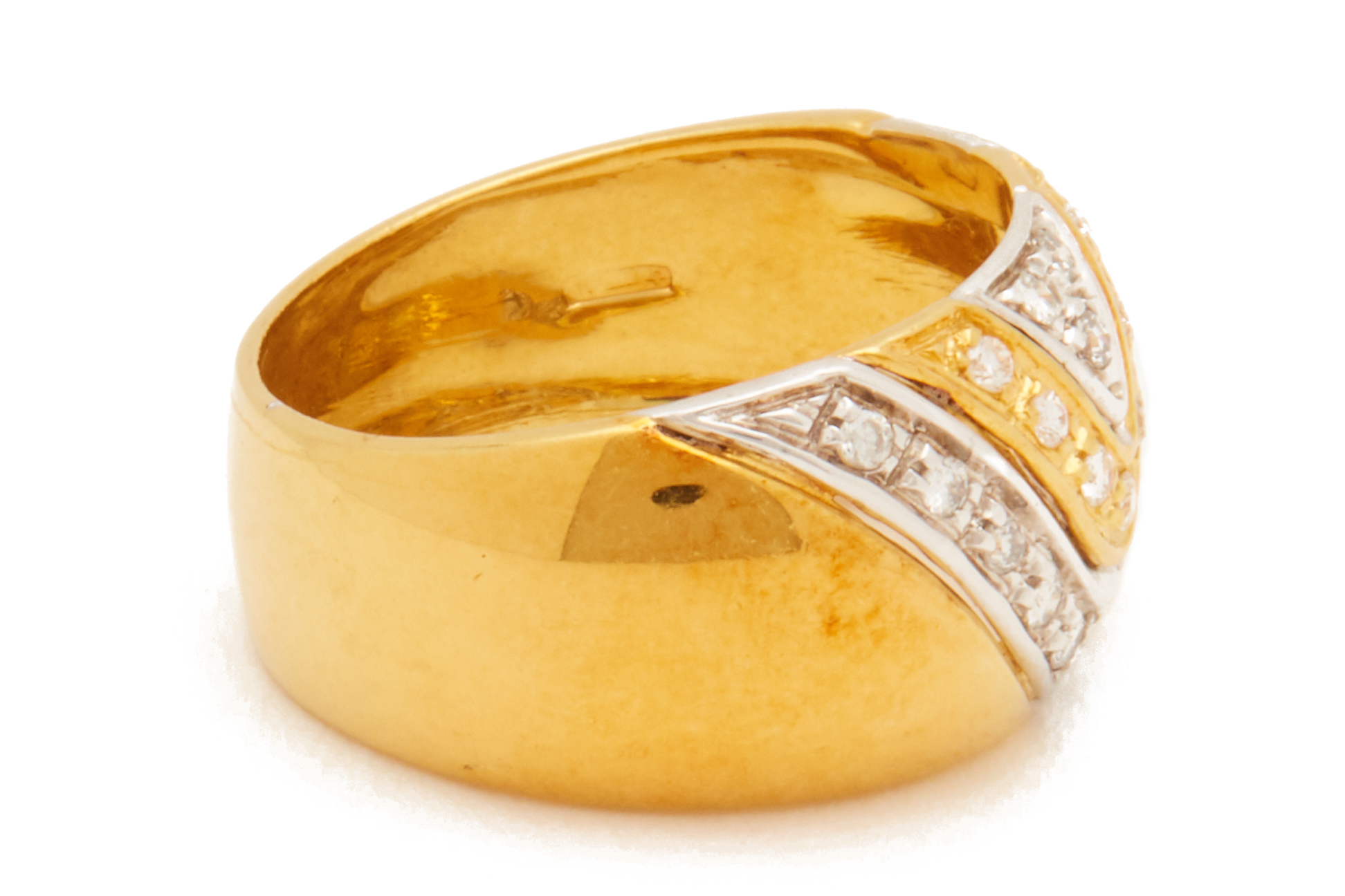 AN ITALIAN TWO COLOUR GOLD AND DIAMOND RING - Image 2 of 3