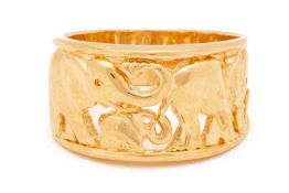 AN ELEPHANT MOTIF GOLD RING