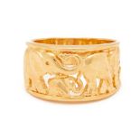 AN ELEPHANT MOTIF GOLD RING