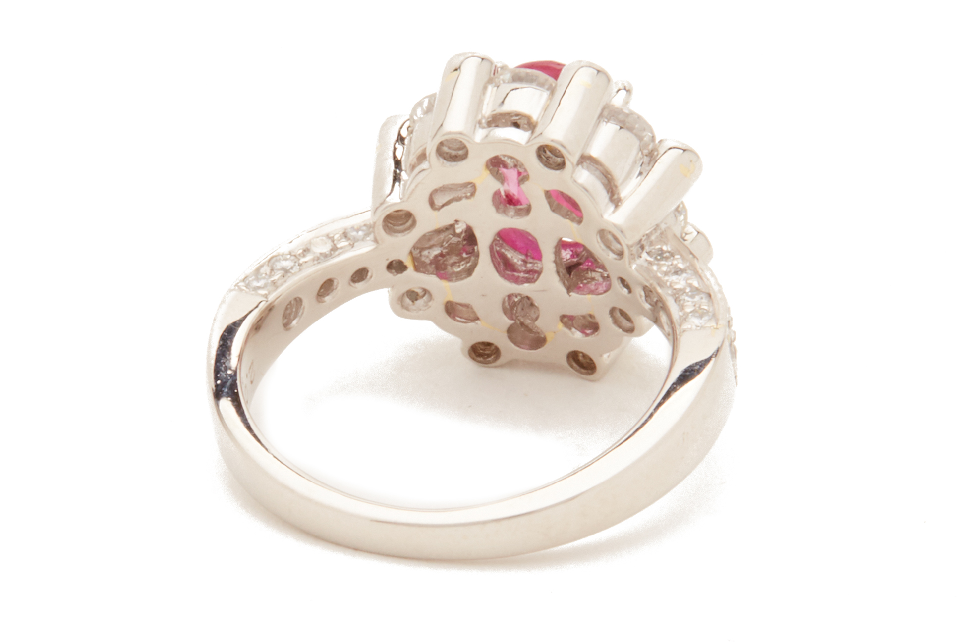 A BURMESE RUBY AND DIAMOND CLUSTER RING - Image 4 of 7