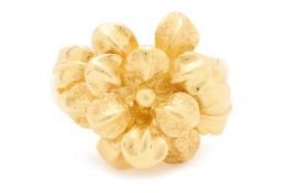 A STYLISED GOLD FLORAL RING