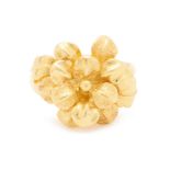 A STYLISED GOLD FLORAL RING