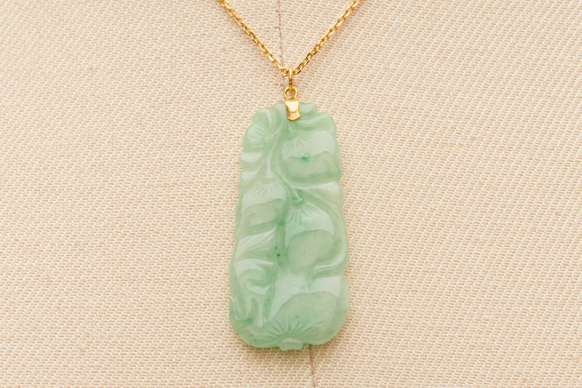 A CARVED JADE PENDANT ON CHAIN - Image 2 of 2