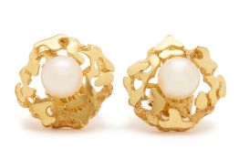 A PAIR OF PEARL EARRINGS