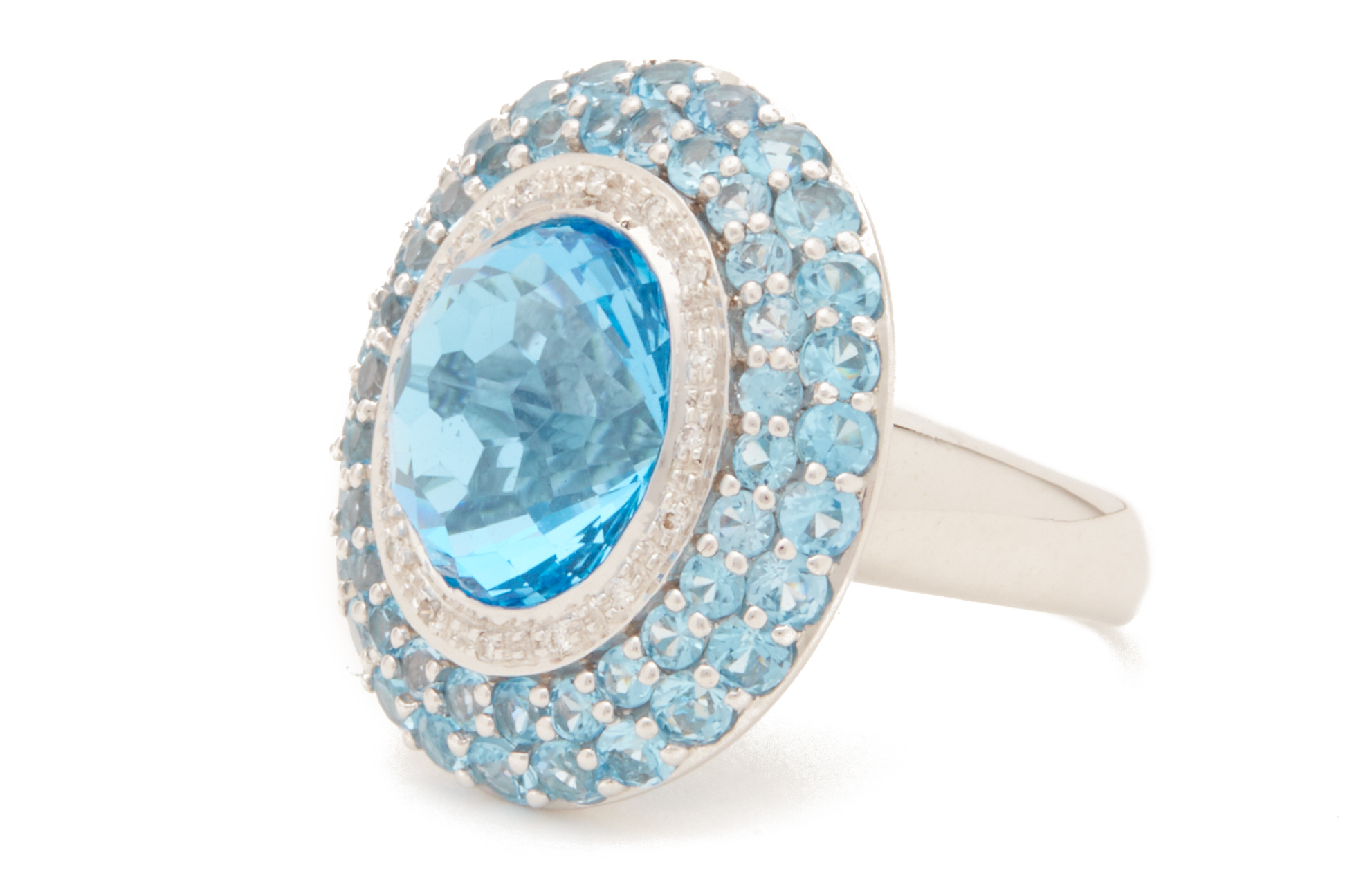 A BLUE TOPAZ AND DIAMOND RING - Image 2 of 6